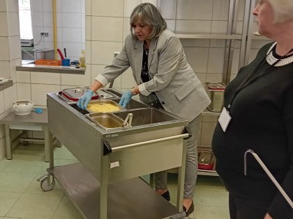 Widok kuchni i dwóch Pan podających posiłek