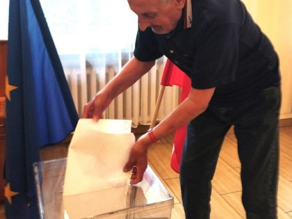 Mieszkańcy głosują w wyborach