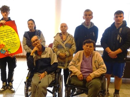 Mieszkańcy z młodzieża składają sobie życzenia