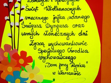 Mieszkańcy z młodzieżą składają sobie życzenia