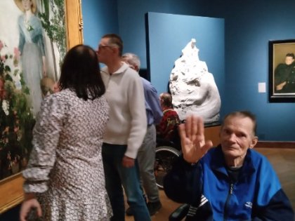 Oglądanie eksponatów w muzeum