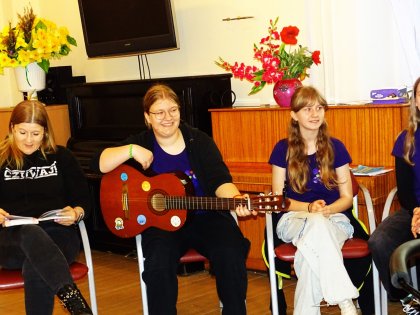 harcerki grają koncert gitarowy dla mieszkańców