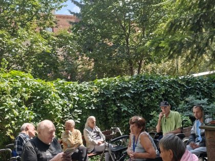 Zdjęcie 1 z 2 do wpisu „Czytelnia w ogrodzie”