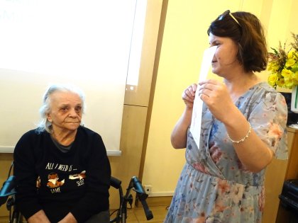 Pani praktykantka prezentuje prace mieszkańców na temat wdzięczności.