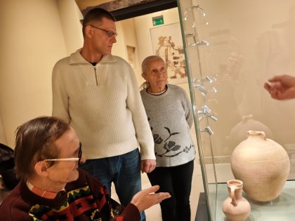 Oglądanie eksponatów w muzeum