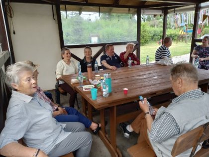 Ognisko z seniorami