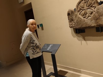Oglądanie eksponatów w muzeum