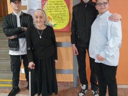 Mieszkańcy z młodzieżą składają sobie życzenia