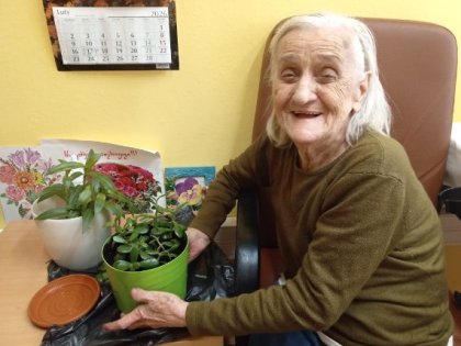 P.Ela przesadza kwiaty