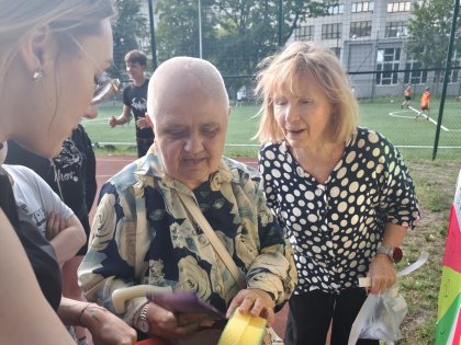Na zdjęciu widać rozmawiające trzy kobiety