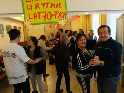 Pary tańczą pod napisem „Zabawa w rytmie lat 70-tych”