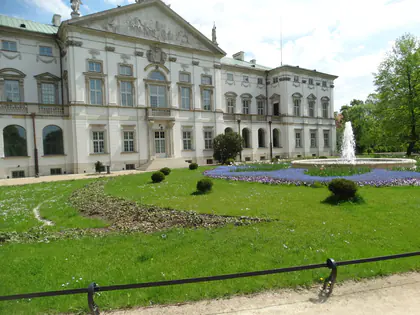 Pałac Krasińskich i klomb z kwiatami w ogrodzie, w tle fontanna