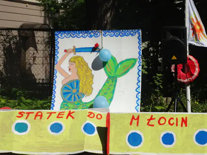Malowana dekoracja z syreną i napisem „Statek do Młocin” podczas pikniku