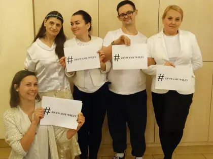 Pięcioro aktorów w bieli trzyma kartki z hasłem #zrywamywięzy