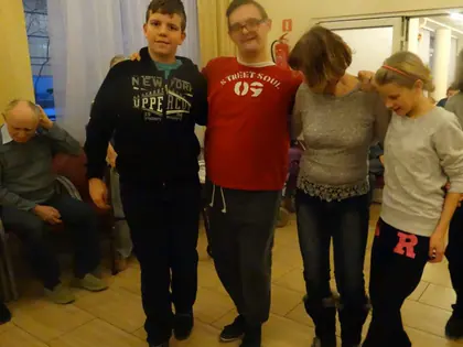 Mieszkańcy i młodzież tańczą razem podczas dyskoteki przyjaźni