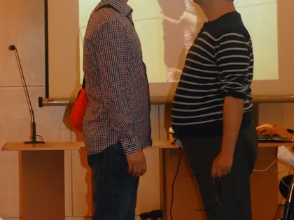 Dwaj aktorzy na scenie podczas spektaklu performatywnego „Gest”