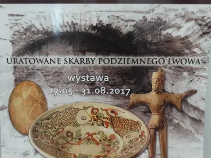 Plakat wystawy Uratowane skarby podziemnego Lwowa, 17.05 – 31.08.2017, z misą i figurką