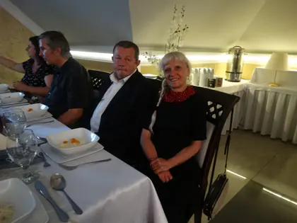 Uczestnicy wyjazdu siedzą przy nakrytym stole w restauracji