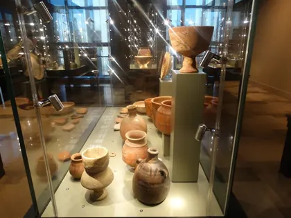 Gablota z zabytkowymi glinianymi naczyniami w muzeum