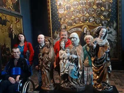 Mieszkańcy przy średniowiecznych rzeźbach w muzeum