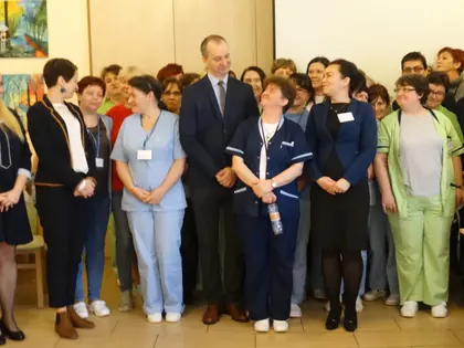 Pracownicy Domu z przedstawicielami urzędu miasta na wspólnym zdjęciu