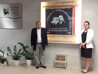 Para przy sztandarze Szkoły Podstawowej im. Janusza Korczaka w Józefosławiu