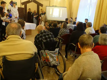 Mieszkańcy oglądają jasełka przygotowane przez młodzież