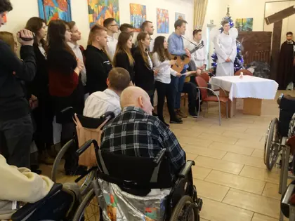 Młodzież w strojach aniołów i pasterzy występuje przed mieszkańcami