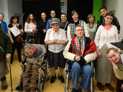 Mieszkańcy, młodzież i muzycy zespołu Furibondo na wspólnym zdjęciu w świetlicy