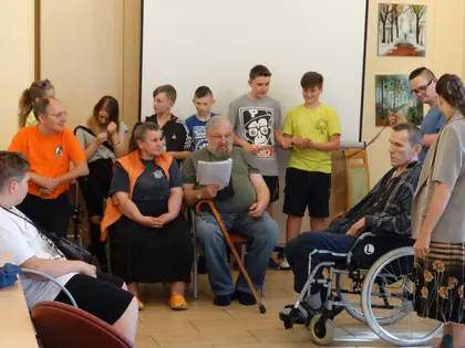 Mieszkańcy i młodzież czytają tekst podczas próby spektaklu „(U)Rodziny”