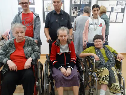 Mieszkańcy na wózkach z opiekunami na wystawie „Widok z okna” w Tyflogalerii