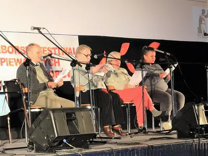 Seniorzy śpiewają na scenie Żoliborskiego Festiwalu Śpiewających Seniorów