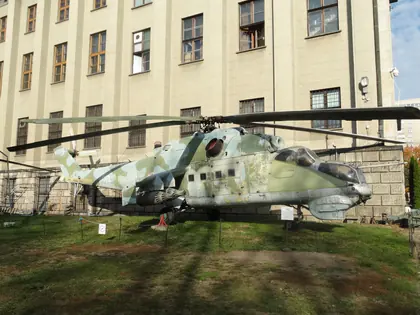 Wojskowy śmigłowiec w barwach maskujących przed budynkiem muzeum