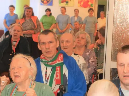 Mieszkańcy i pracownicy śpiewają razem z okazji setnej rocznicy niepodległości