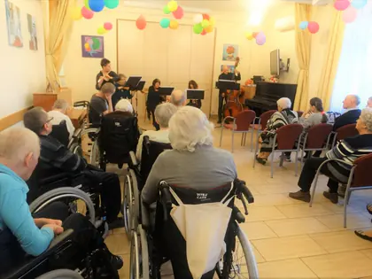 Koncert zespołu w świetlicy, widownia złożona z mieszkańców
