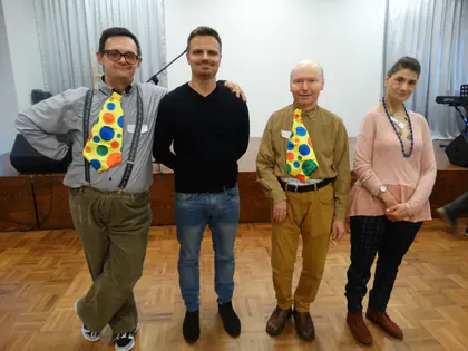 Tancerz z mieszkańcami w kolorowych krawatach na sali tanecznej