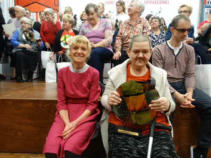 Mieszkanka z nagrodą Przeglądu Twórczości Artystycznej siedzi wśród publiczności