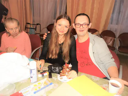 Mieszkanka, studentka i mieszkaniec w okularach przy stole warsztatowym