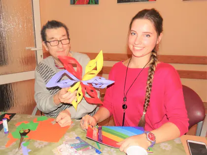 Mieszkanka i studentka z kolorową papierową gwiazdą