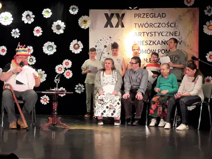 Mieszkańcy w kostiumach występują na scenie XX Przeglądu Twórczości Artystycznej
