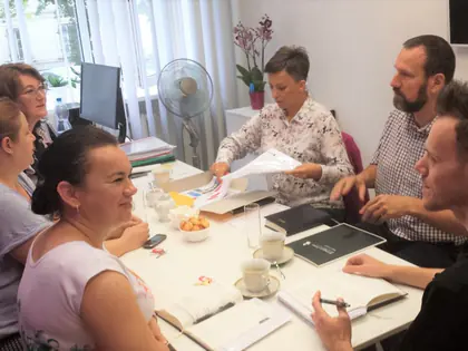 Kadra Domu i partnerzy projektu przy stole podczas spotkania roboczego