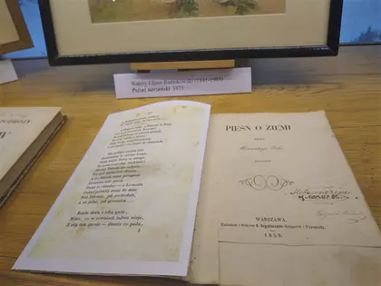 Stara księga Pieśń o ziemi z 1858 roku wystawiona w gablocie