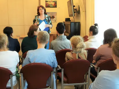 Dyrektor przemawia do pracowników siedzących w świetlicy