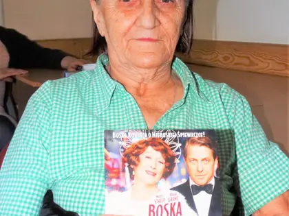 Mieszkanka trzyma okładkę filmu „Boska Florence”