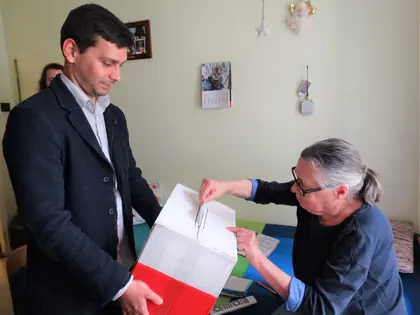 Mieszkanka w okularach głosuje w swoim pokoju