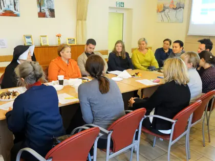 Uczestnicy spotkania kadry kierowniczej przy stole konferencyjnym