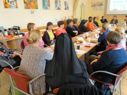 Szkolenie w świetlicy, uczestnicy przy długich stołach