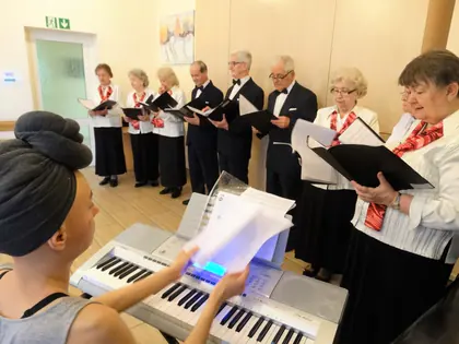 Chór śpiewa przy akompaniamencie keyboardu