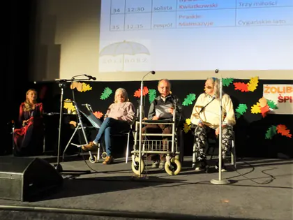 Mieszkańcy występują na scenie festiwalu piosenki