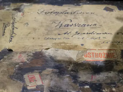 Stara drewniana skrzynia z odręcznym napisem Fotoplastikon Warszawa
